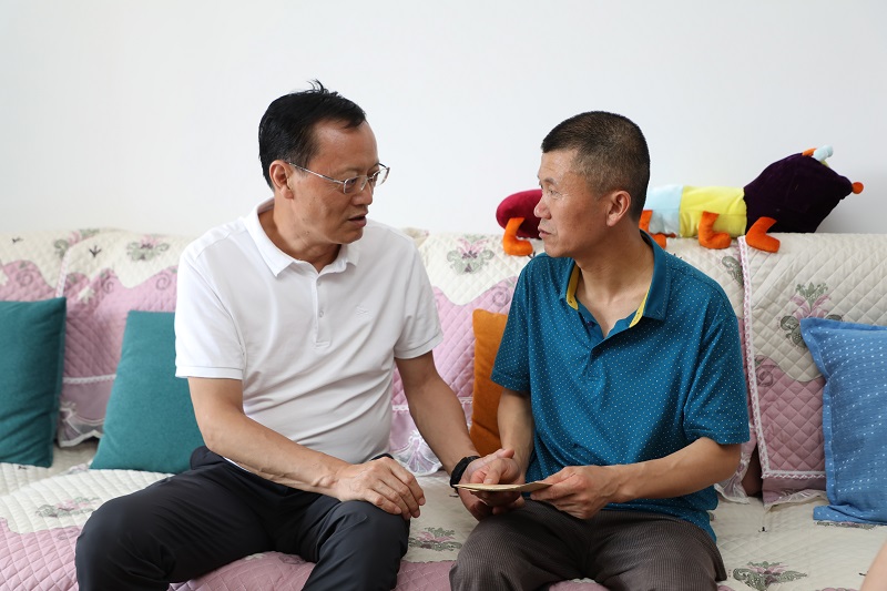 “在黨30余年，感謝你們” ——生態(tài)水泥公司“七一”前夕走訪(fǎng)慰問(wèn)老黨員
